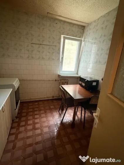 Apartament cu 4 camere semidecomandat în Calea București