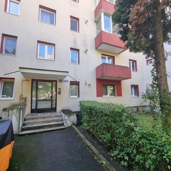 Apartament cu 3 camere semidecomandat în Florilor