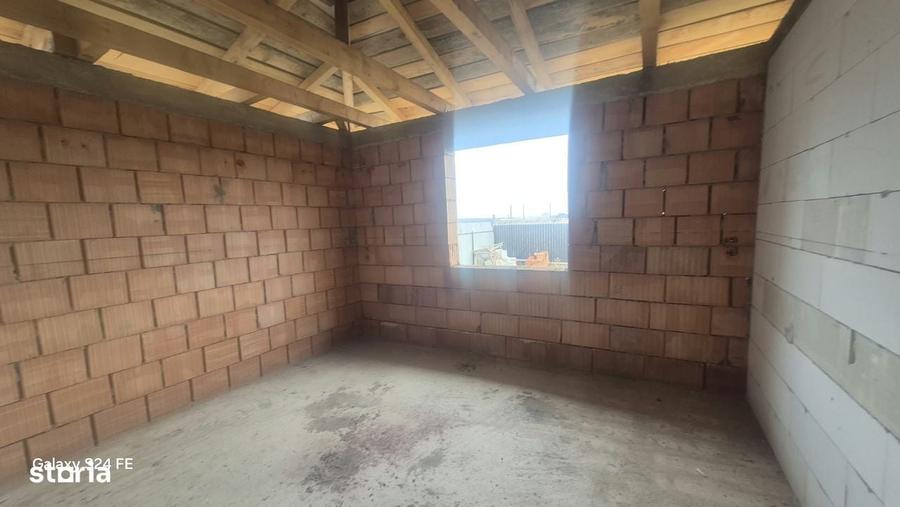 Casă cu 3 camere cu Teren 740 Mp în Dumbrava