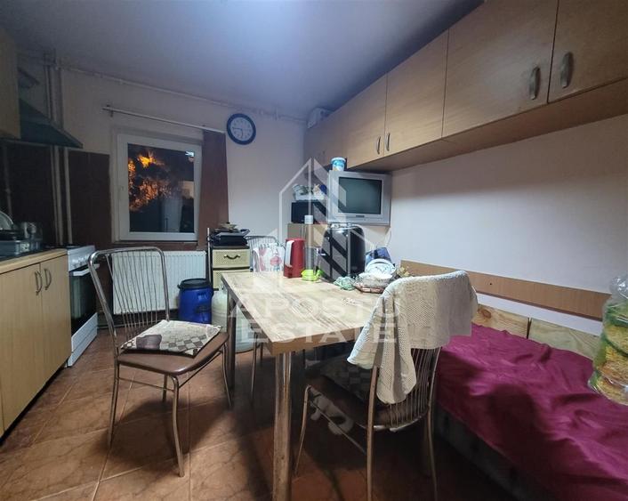 Apartament cu 3 camere decomandat, mobilat în Bucovina