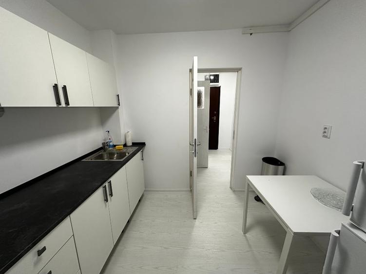 Apartament cu 3 camere semidecomandat în Dorobanți