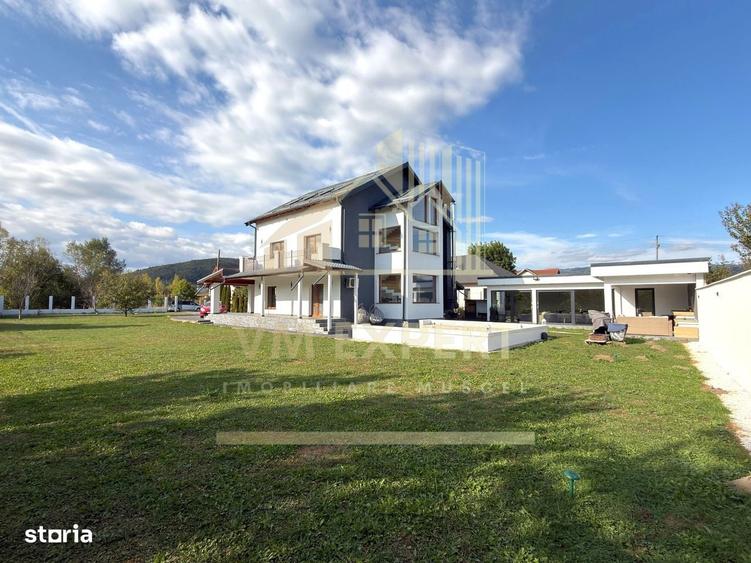 Casă cu 4 camere cu Teren 1600 Mp în Central