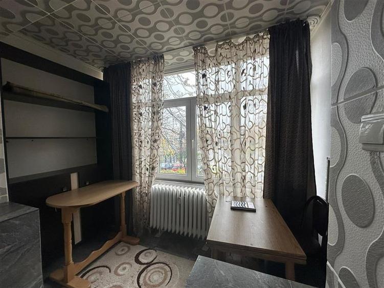 Apartament cu 3 camere semidecomandat, mobilat în Podu Roș