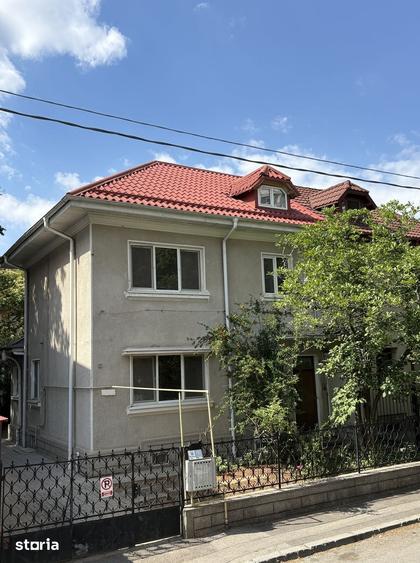 Casă cu 8 camere cu Teren 233 Mp în Decebal