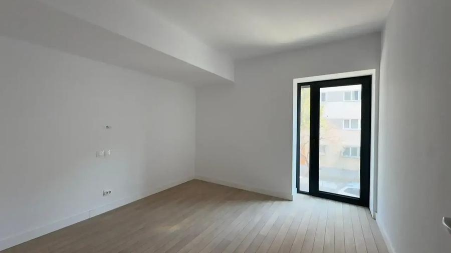 Apartament cu 3 camere semidecomandat în 13 Septembrie