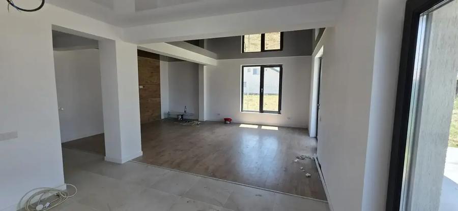 Casă individuală cu 5 camere cu Teren 409 Mp în Vest