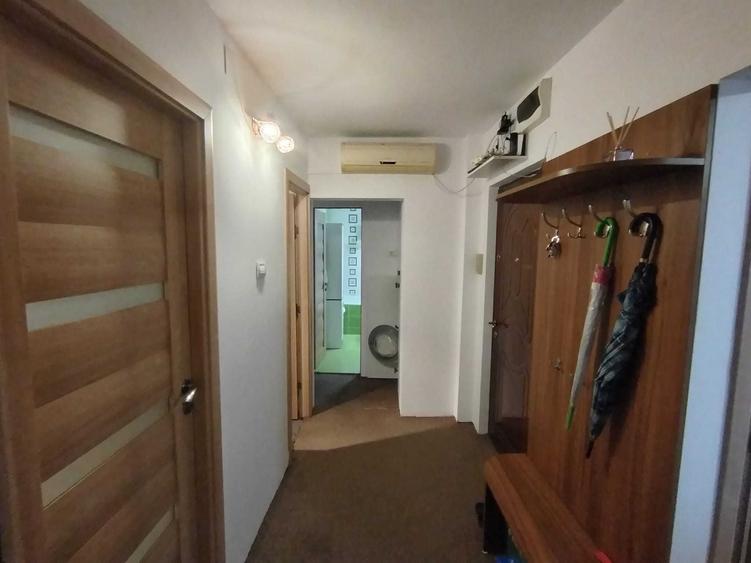 Apartament cu 3 camere decomandat în Girocului