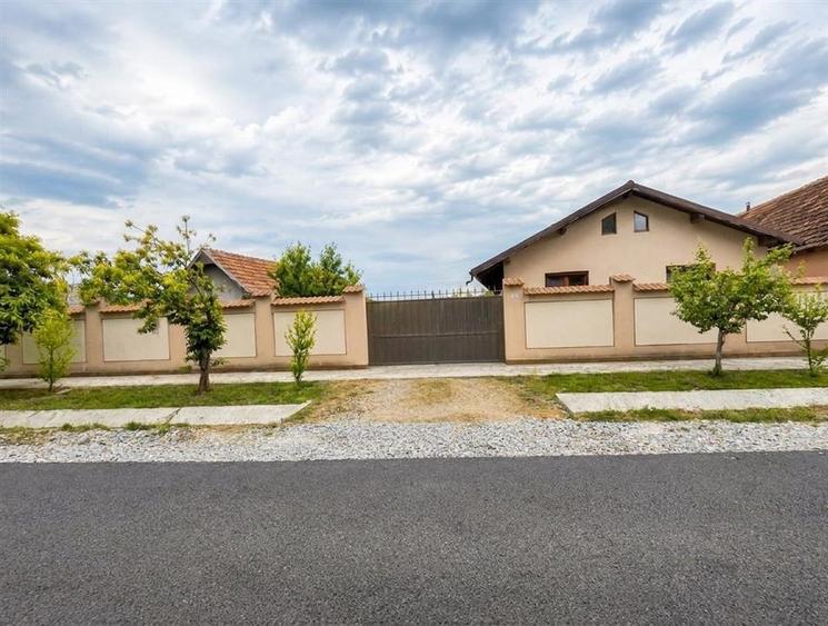 Casă individuală cu 3 camere cu Canalizare în Gepiu
