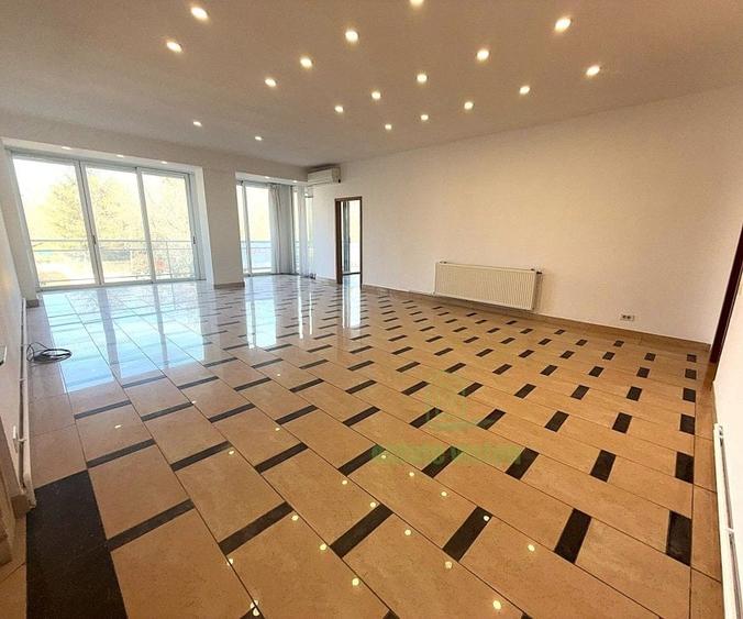 Apartament cu 5 camere semidecomandat în Primăverii