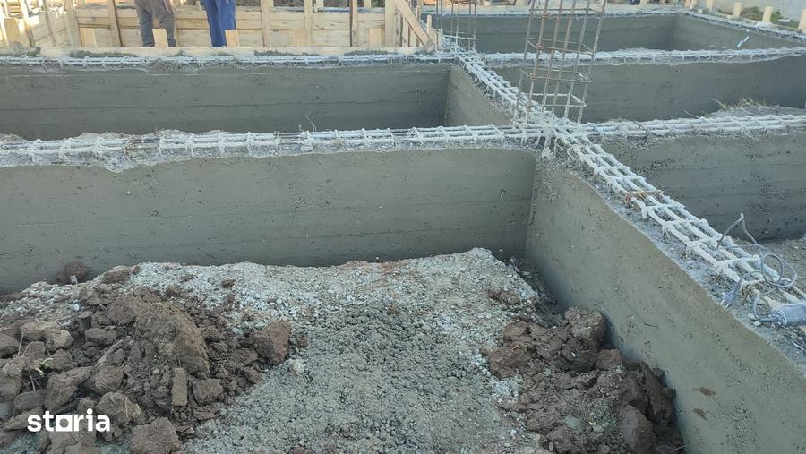 Casă cu 4 camere cu Teren 369 Mp în Vidra