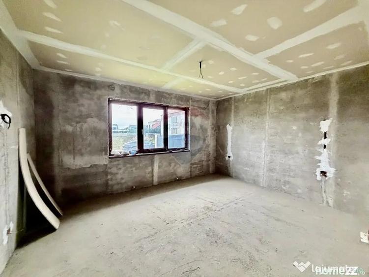 Casă cu 7 camere cu Teren 615 Mp în Est