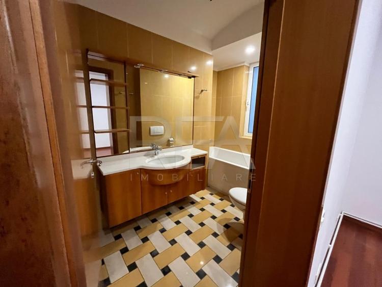 Apartament cu 5 camere decomandat în Primăverii