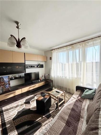 Apartament cu 3 camere semidecomandat, mobilat în Tractorul