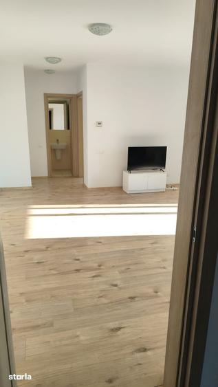 Apartament cu 4 camere semidecomandat în Băneasa