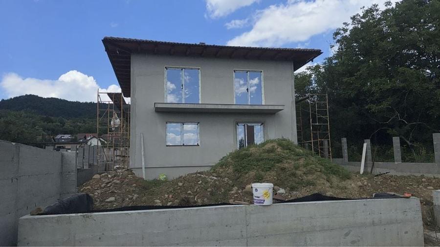 Casă cu 4 camere în Tăuții de Sus