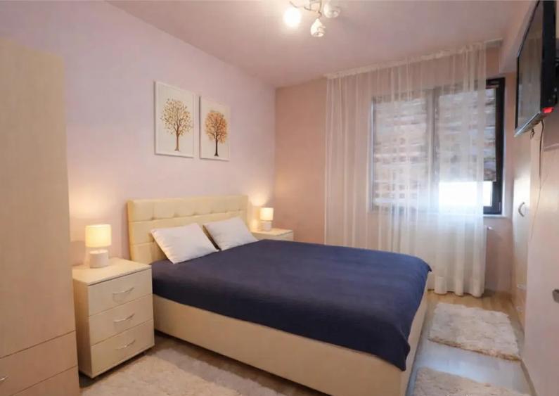 Apartament cu 3 camere decomandat, mobilat în Tractorul