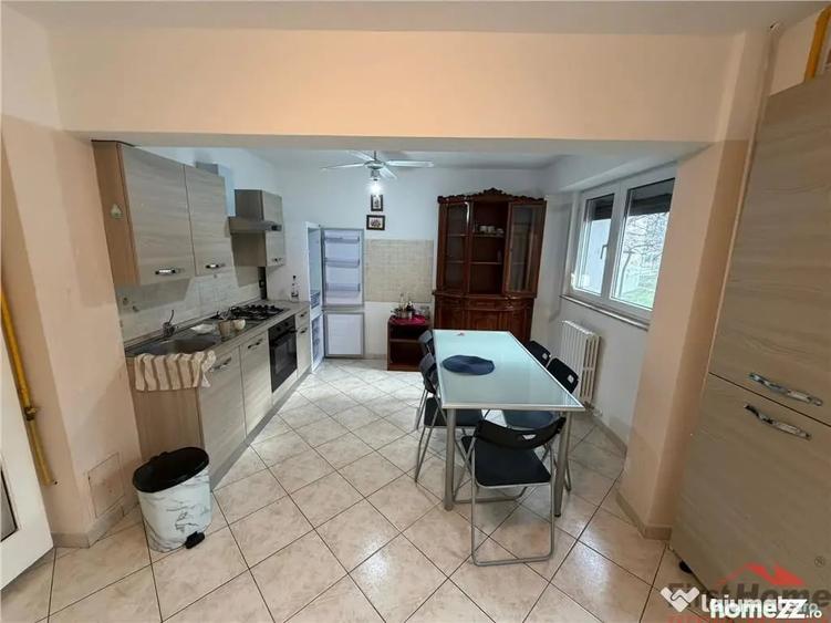 Apartament cu 4 camere decomandat în Central