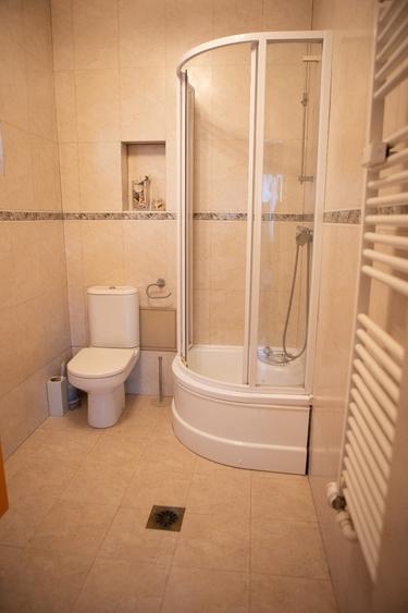 Apartament cu 3 camere semidecomandat în Cișmigiu