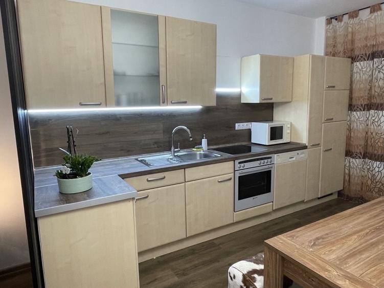 Apartament cu 3 camere decomandat în Spitalul Județean