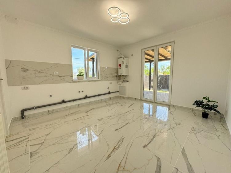 Casă cu 2 camere cu Teren 400 Mp în Păun