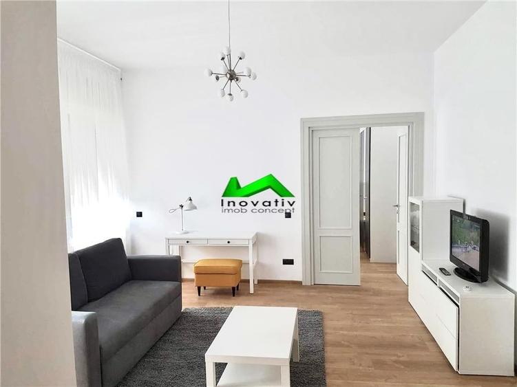 Apartament cu 2 camere semidecomandat, mobilat în Ultracentral