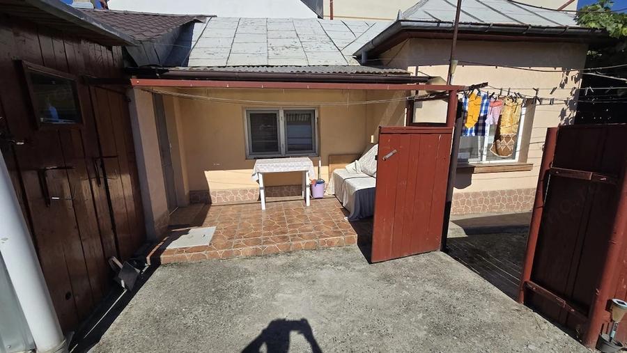 Casă cu 6 camere cu Teren 320 Mp în Păcii