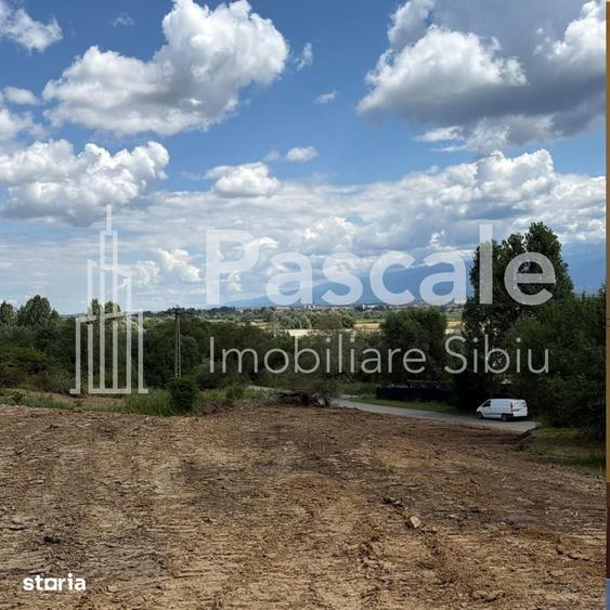 Teren de 2600 mp, în Bradu