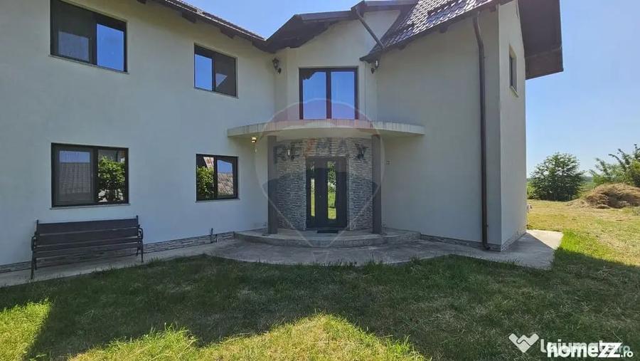 Casă cu 6 camere cu Teren 3600 Mp în Hănțești