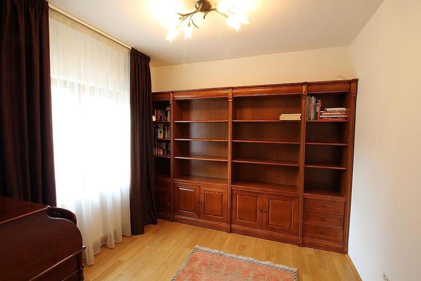 Casă individuală cu 6 camere cu Garaj în Băneasa