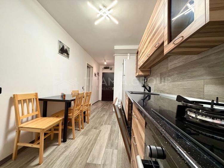 Apartament cu 3 camere semidecomandat în Tractorul