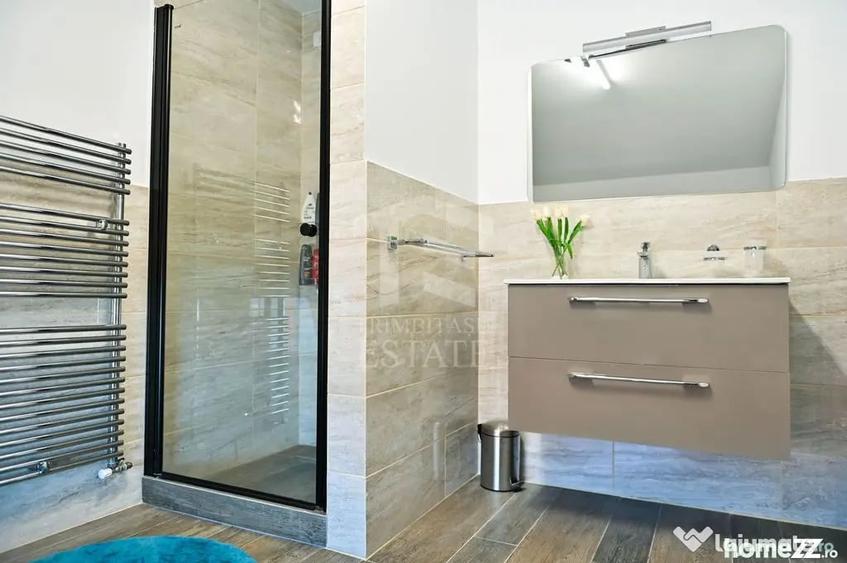 Casă cu 7 camere cu Teren 445 Mp în Central