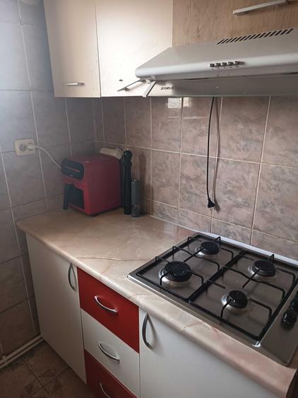 Apartament cu 3 camere semidecomandat în Ștefănești
