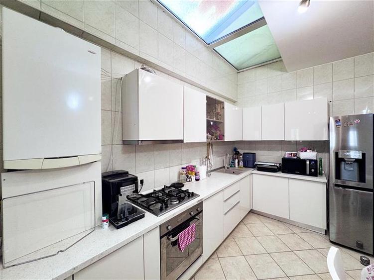 Apartament cu 4 camere semidecomandat, mobilat în Floreasca