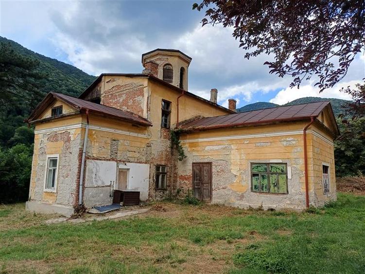 Casă individuală cu 4 camere cu Teren 3204 Mp în Central