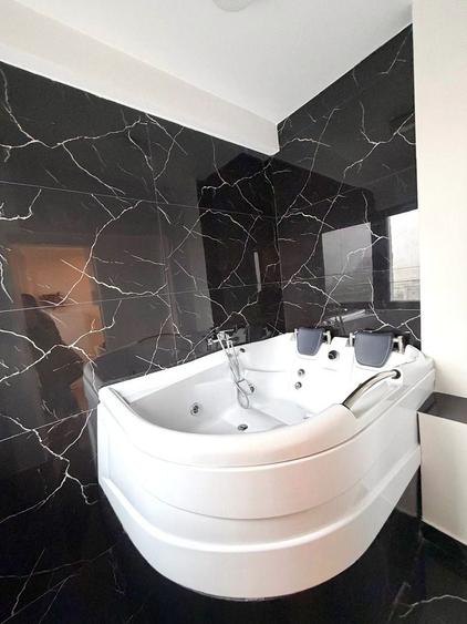 Apartament cu 3 camere semidecomandat, mobilat în Universitate