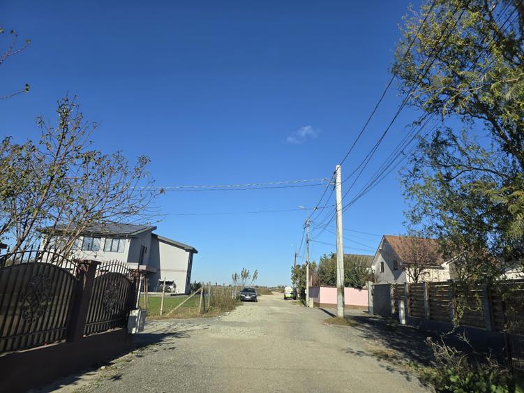 Teren Construcții intravilan de 400 mp, în Lazu