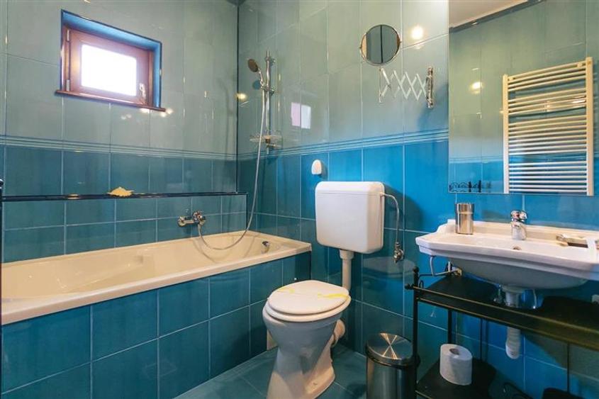 Casă cu 8 camere cu Teren 1000 Mp în Moroieni