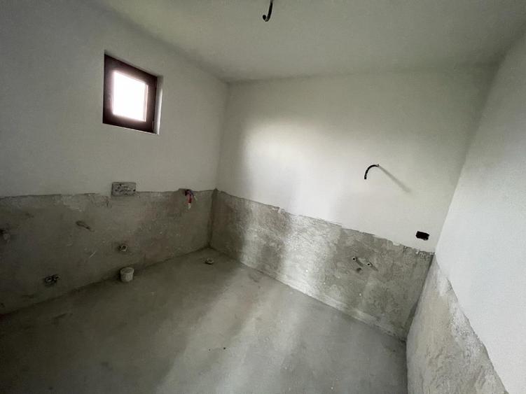Casă individuală cu 5 camere cu Teren 975 Mp în Central