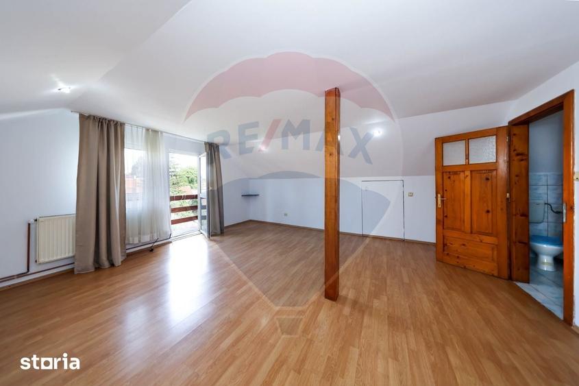 Casă cu 8 camere cu Teren 720 Mp în Central