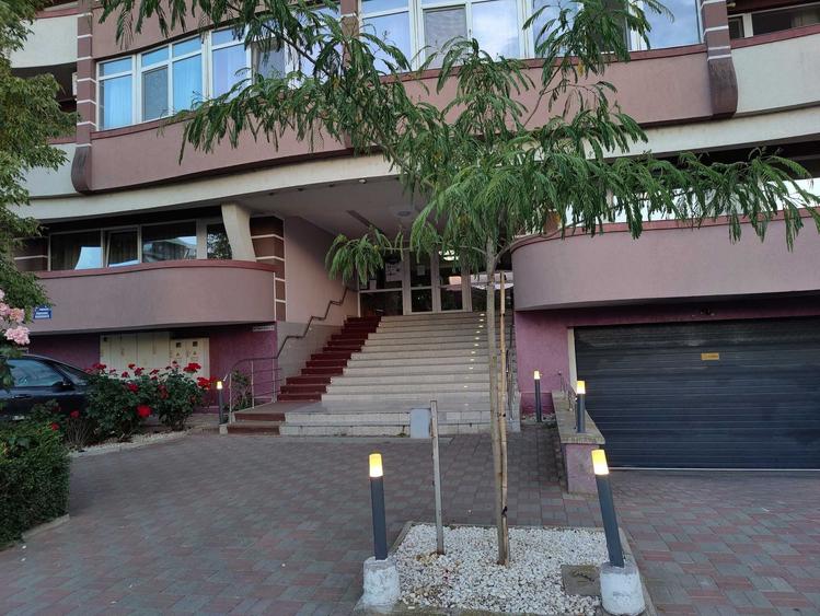 Apartament cu 3 camere decomandat în Nufărul