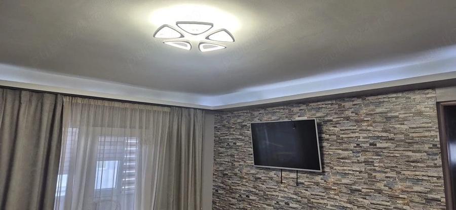 Apartament cu 3 camere semidecomandat în Central