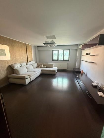Apartament cu 3 camere decomandat, mobilat în Calea Călărașilor