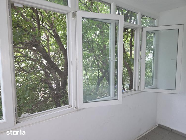 Apartament cu 3 camere decomandat, mobilat în Vitan