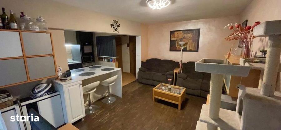 Apartament cu 3 camere, mobilat în Tei