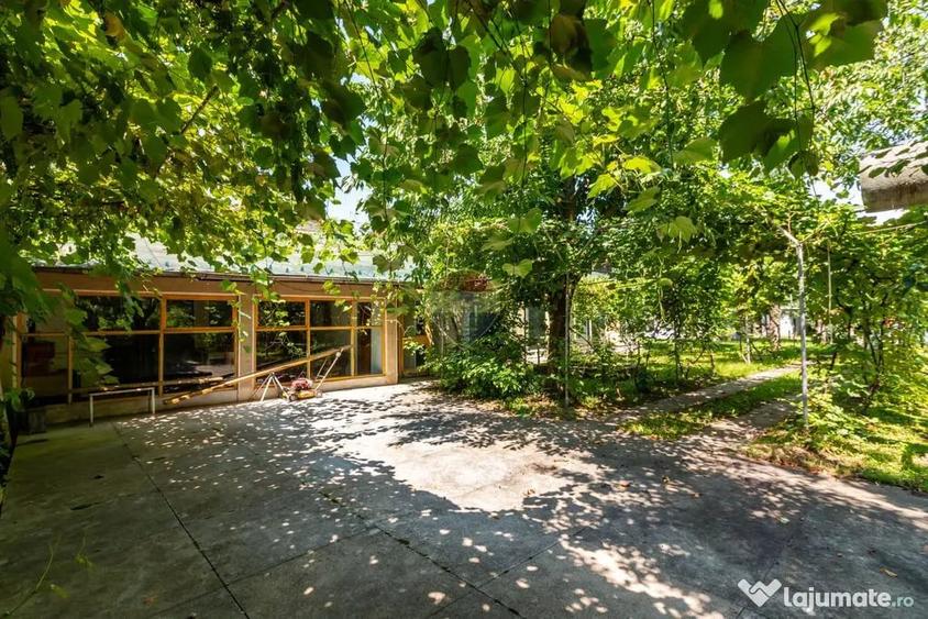 Casă cu 7 camere cu Teren 3425 Mp în Central