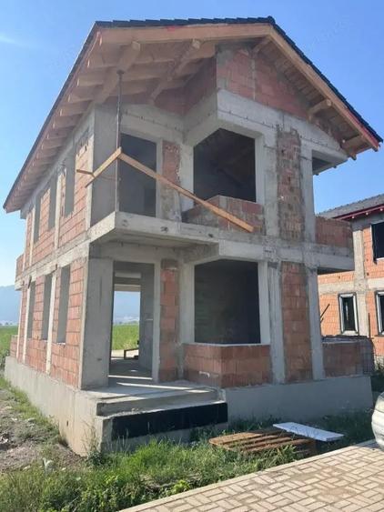 Casă cu 3 camere cu Teren 240 Mp în Ghimbav