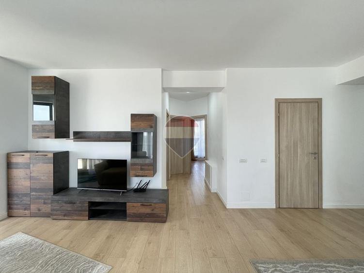 Apartament cu 3 camere semidecomandat, mobilat în Pipera