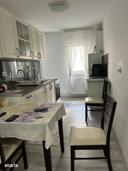 Apartament cu 3 camere decomandat în Hărmanului