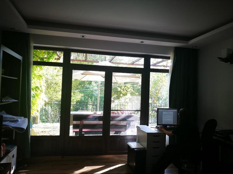 Casă individuală cu 5 camere cu Teren 2153 Mp în Central