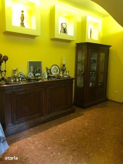 Casă cu 8 camere cu Teren 750 Mp în Central